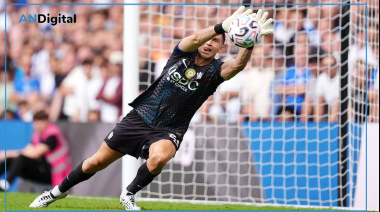 Dibu Martínez fue presentado en Chelsea y jugó de arranque ante Brighton