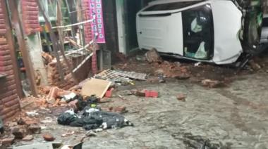 Mar del Plata: una camioneta volcó y terminó sobre la vereda, con un muerto