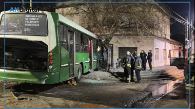 Temperley: Un colectivo fuera de control se incrustó en una casa durante un cumpleaños y murió el chofer