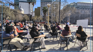 La UBA mudó sus aulas a Plaza de Mayo para exigir la aplicación de la Ley de Financiamiento