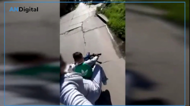 Madre irresponsable en Berisso: puso a su nene a manejar la moto y ella filmaba
