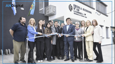 Kicillof y Espinoza inauguraron dos escuelas y enviaron un fuerte mensaje a Milei