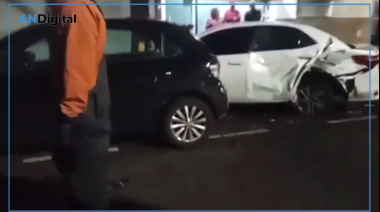 Borracha al volante chocó contra dos autos estacionados en Flores y dejó cinco heridos