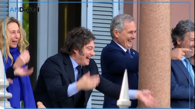 Mientras sigue sin felicitar a Lula, Milei salió a 'farmear aura' en el balcón de la Casa Rosada