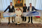 En pleno debate por la Ley Bases, el Papa posó con la bandera de Aerolíneas