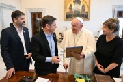 Desde el Vaticano, Kicillof condenó la política de “asfixia” de Milei