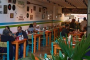 Comer afuera, un lujo para pocos: El 76 % de los argentinos redujo sus salidas a restaurantes