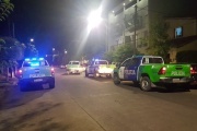 Seis delincuentes quemaron con agua caliente a una mujer para robarle en City Bell