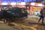 Un brutal accidente en el centro de La Plata acabó con un auto adentro de un kiosco
