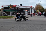 Mar del Plata: Para evitar que se escape, inspector se tiró sobre una moto y el intendente lo felicitó