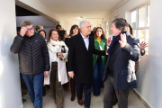 Alak recorrió una escuela de Los Hornos tras su puesta en valor integral