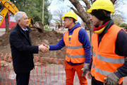 Con nuevo asfalto, Alak puso en marcha el plan de obras en Ringuelet
