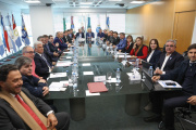 Gobernadores presionan a Milei con una ley para coparticipar el Impuesto a los Combustibles