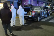 Un hombre cayó muerto a puñaladas en la calle en CABA y detuvieron a su mujer