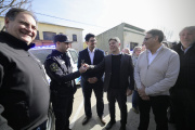 Kicillof entregó patrulleros y escrituras en municipio radical del interior