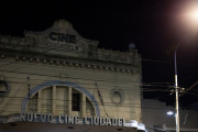 Allanan un cine porno en Ciudadela y detienen a sus dueños por explotación sexual
