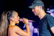 Emilia Mernes y Enrique Iglesias en un incómodo momento