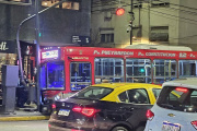 Un colectivo arrolló a una mujer que estaba en la vereda: 13 heridos