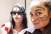 Militante de Milei se tatuó la cara y lanzó su candidatura con errores de ortografía