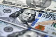 Abrupta suba del dólar, que se encamina a los $ 1.400 y acelera otra devaluación