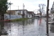 Bronca en Dock Sud: “Caen dos gotas y a salir en lancha”