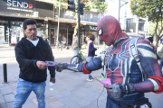 Curiosidades en tiempos de campaña: Spiderman repartió boletas del radicalismo