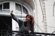 La exvecina de Cristina Kirchner colgó una lona “condenada” y Twitter explotó