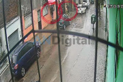 Frenó, se bajó del auto, le robó a un joven y siguió su marcha sin más en Lanús