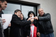 Kicillof entregó viviendas en Tandil y cuestionó el modelo de “abandono” de Milei
