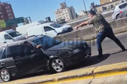 Bajó de su auto y le apuntó a otro por un incidente en plena General Paz