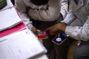 Aseguran que la regulación del uso de celulares mejoró la dinámica en escuelas porteñas