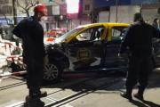 Un tren del Sarmiento embistió a un taxi que cruzó con las barreras bajas en avenida Nazca