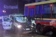Patrullero chocó un colectivo en una persecución en Moreno: Una policía grave