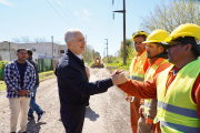 Alak puso en marcha obras viales en Romero y entregó mobiliario escolar