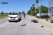 Iban cuatro en una moto, chocaron con una camioneta y uno murió en Ensenada