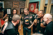 Los Hells Angels coparon La Plata: sin motos, en micros de dos pisos y con un misterio que intriga a todos