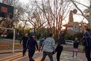 La comunidad de básquet callejero de Plaza Japón pide ayuda para recuperar su cancha