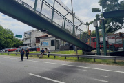 Corte total en General Paz por la caída de un puente peatonal a la altura de Cruz