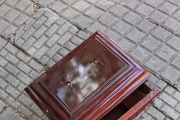 La Plata: Hallaron una urna funeraria abandonada frente a un supermercado