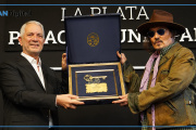 La Plata: Alak distinguió como visitante ilustre a Johnny Depp
