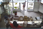 Entraron a robar en una panadería de Lanús y la empleada los corrió con una cuchilla