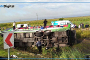 Tragedia en Ruta 2: volcó un micro y hay al menos dos muertos