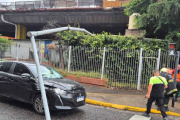 Pánico en Constitución: un poste cayó sobre un auto y dos mujeres quedaron atrapadas