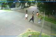Terrible pelea callejera en Lomas: joven desmayado de un patadón en la cabeza