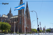 Flamante bandera argentina en el corazón de La Plata