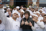 Selfies, arengas y gritos de “libertad”: Milei visitó la fábrica de helados Lucciano’s
