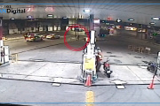 Balean al dueño de una moto y a un playero en un robo en una estación de servicio en Lanús
