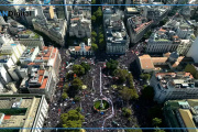 Plaza de Mayo llena y el saludo de Cristina Kirchner desde el balcón