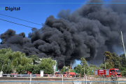 Alarma ambiental por impactante incendio en depósito de pintura en Moreno