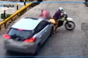 Accidente en Tigre: un delivery frenó de golpe y un auto se lo llevó puesto en Tigre
